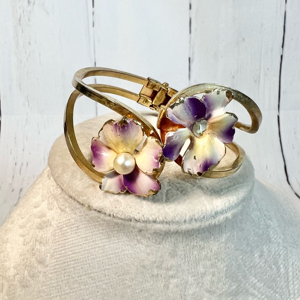 Vintage Gold Tone Hinged Painted Pansy Bangle Bracelet with Pearl